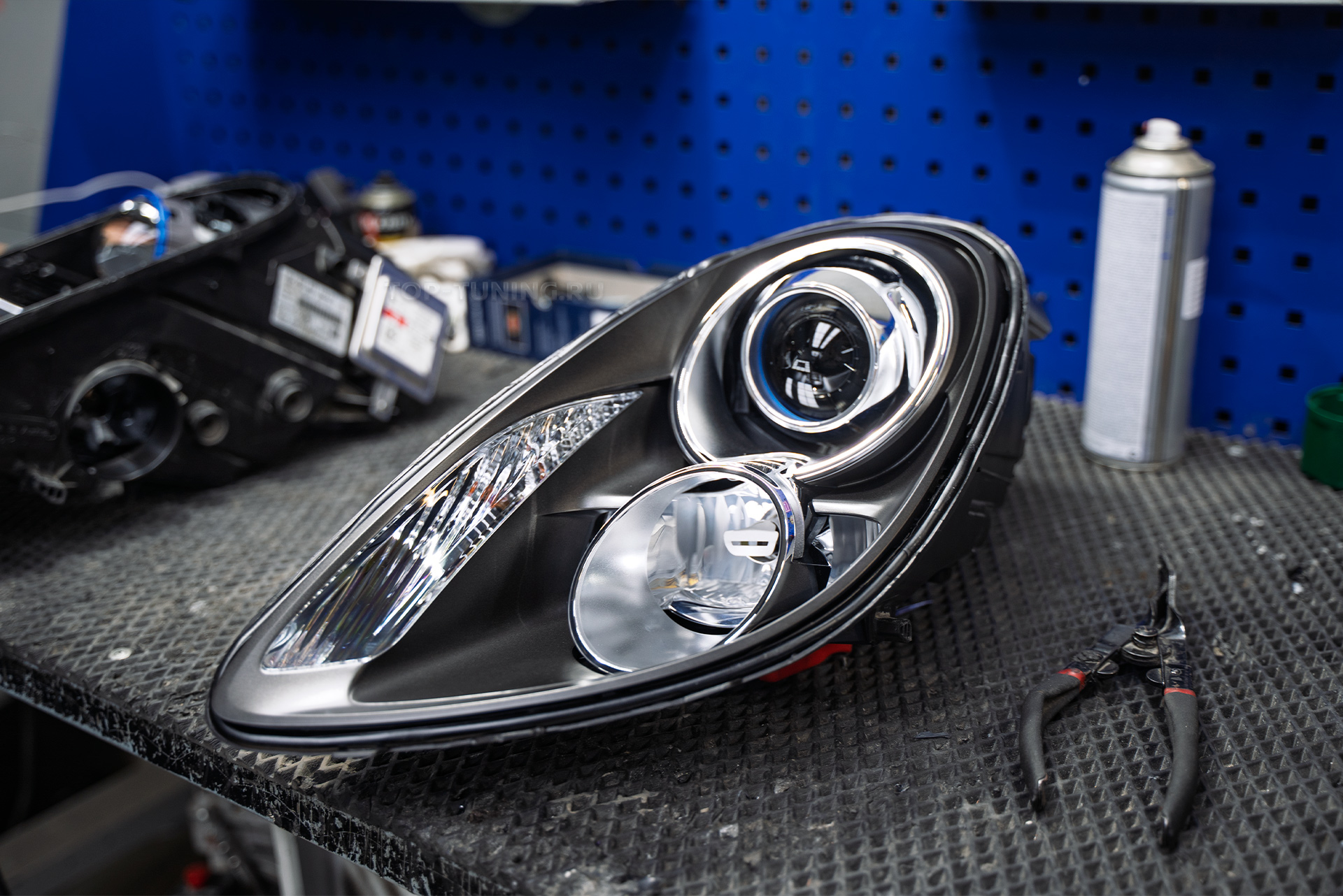 Замена линз в фарах Porsche Bosxter S 981 – сравнение работы до и после 