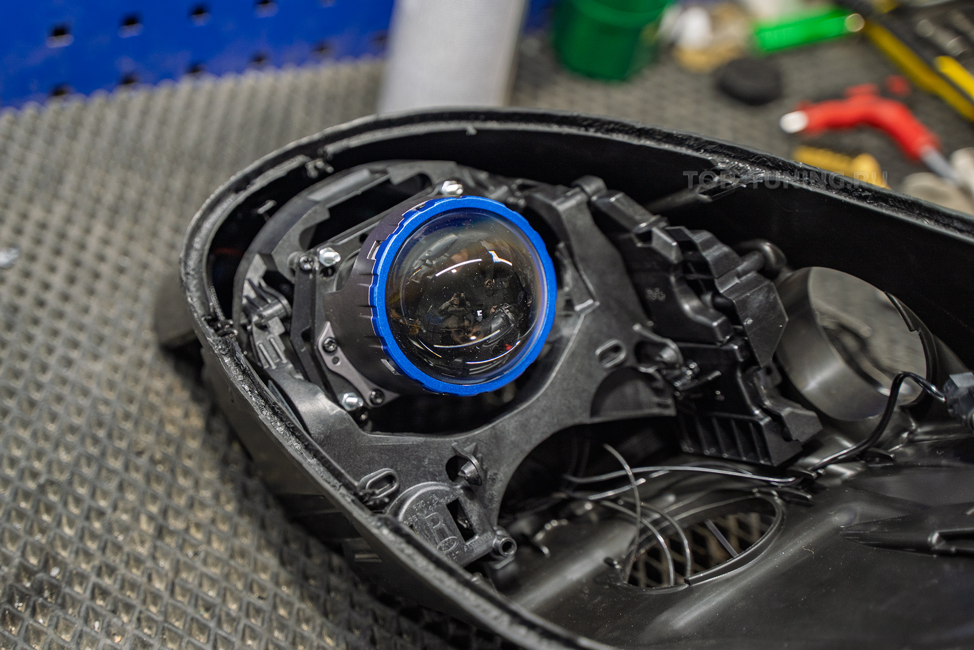 Замена линз в фарах Porsche Bosxter S 981 – сравнение работы до и после 