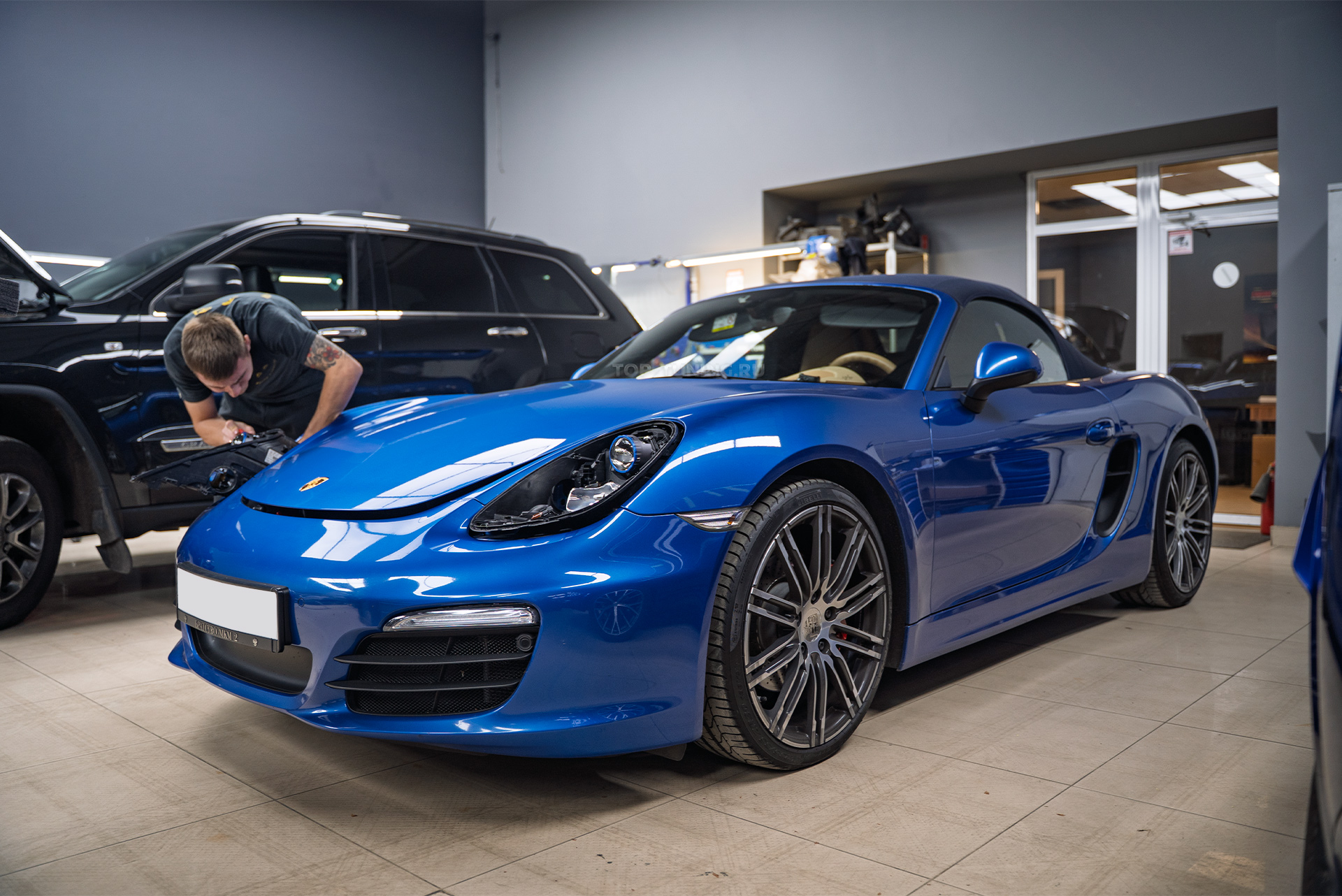 Замена линз в фарах Porsche Bosxter S 981 – сравнение работы до и после 