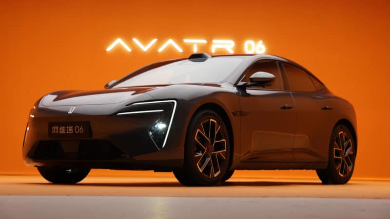 В Китае загорелся электрический седан Avatr 06 (совместный проект компаний Changan, Huawei и CATL), в результате чего пострадали ещё семь находившихся поблизости автомобилей