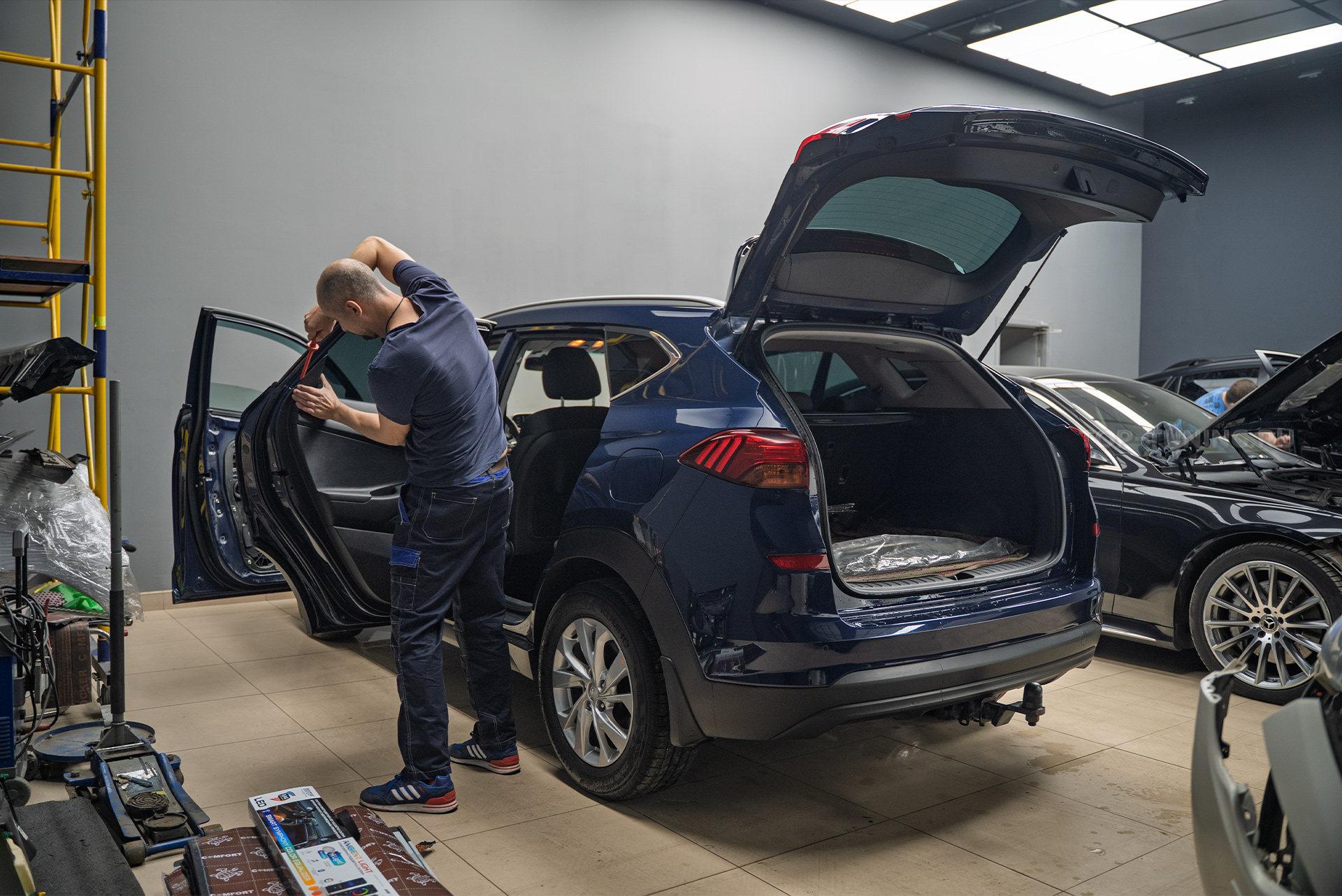 Установка подсветки салона 24 в 1 + шумоизоляция дверей Hyundai Tucson