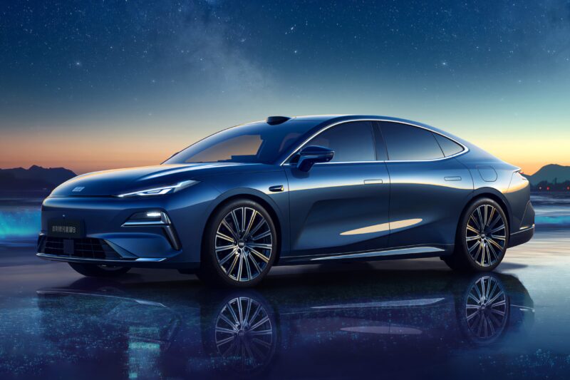 Новый автомобиль продолжает дизайн серии Starshine бренда, имеет почти 5-метровый кузов и оснащен новым поколением гибридной системы Geely NordThor AI hybrid 2.0.