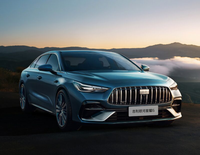 Новый автомобиль продолжает дизайн серии Starshine бренда, имеет почти 5-метровый кузов и оснащен новым поколением гибридной системы Geely NordThor AI hybrid 2.0.