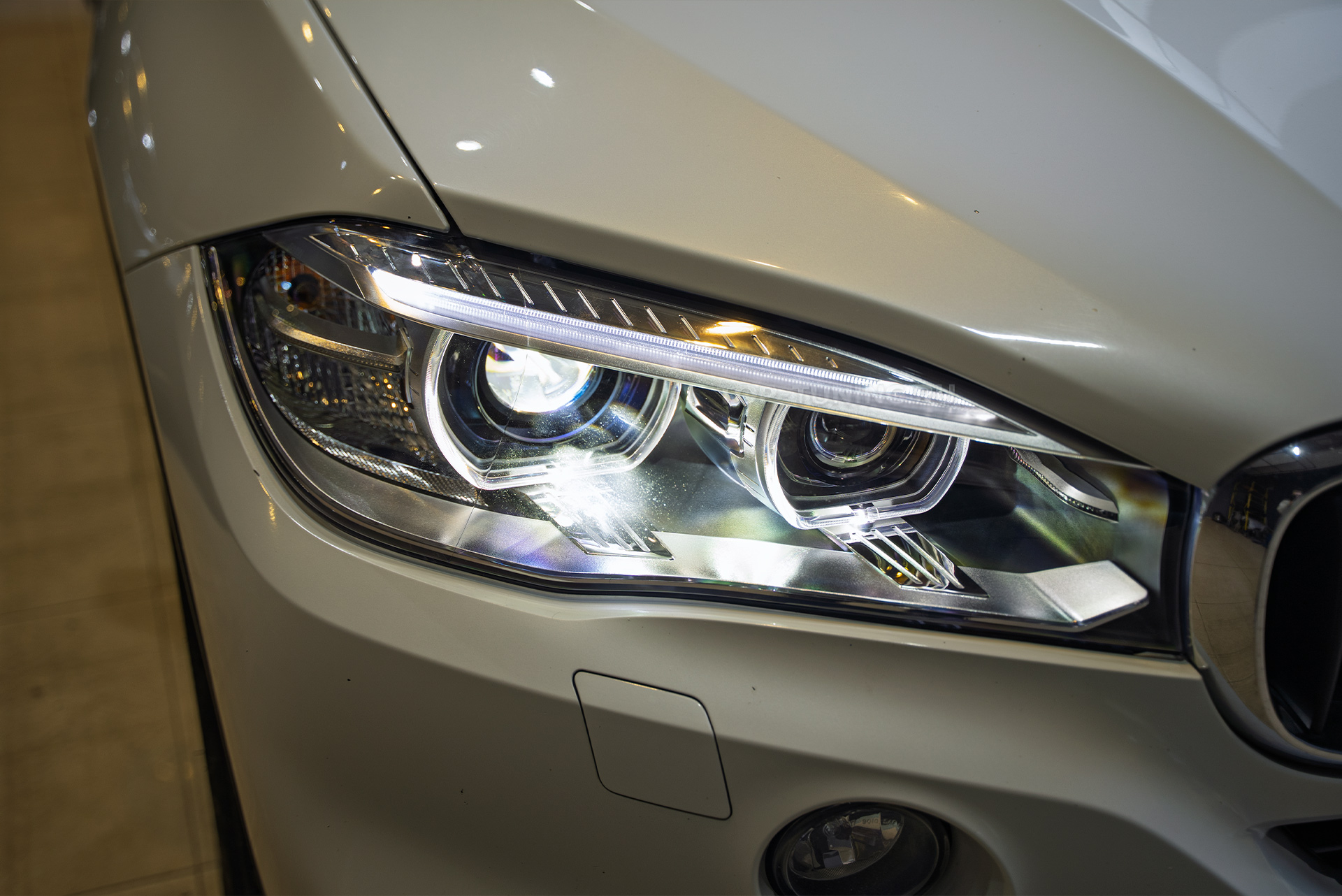 Тюнинг фар BMW X5 F15 – замена би-ксенона на светодиодные модули MaxBeam 2.0