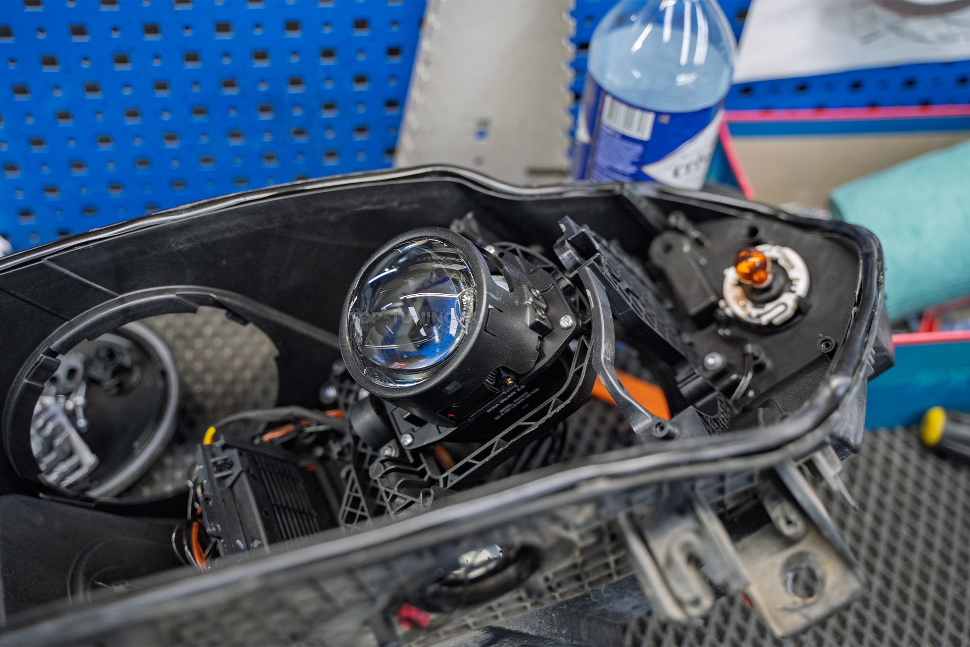 Тюнинг фар BMW X5 F15 – замена би-ксенона на светодиодные модули MaxBeam 2.0