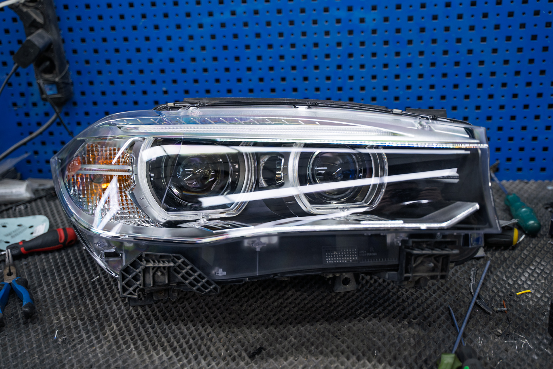 Тюнинг фар BMW X5 F15 – замена би-ксенона на светодиодные модули MaxBeam 2.0