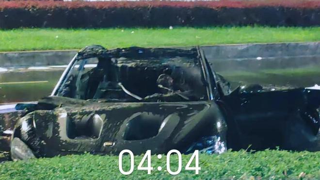 Xiaomi SU7 Ultra загорелся в результате аварии, попытки прохожих спасти его провалились