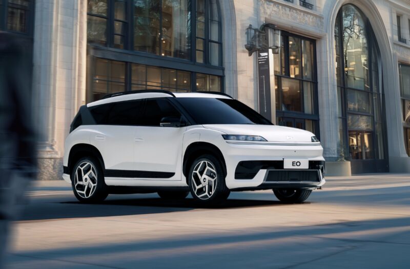 Потребители смогут выбирать между версиями FWD и AWD. В версии FWD установлен электродвигатель максимальной мощностью 160 кВт (215 л. с.), а в AWD есть дополнительный задний электродвигатель мощностью 73 кВт (98 л. с.).