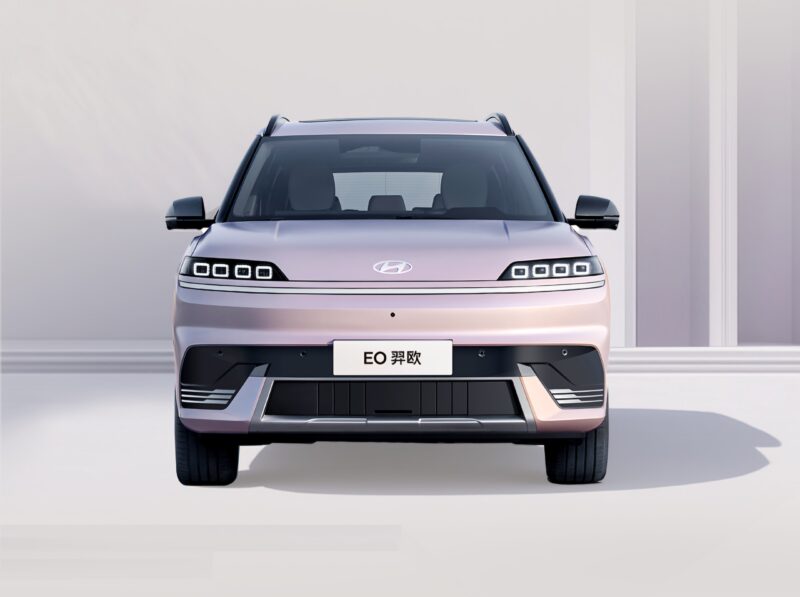 Потребители смогут выбирать между версиями FWD и AWD. В версии FWD установлен электродвигатель максимальной мощностью 160 кВт (215 л. с.), а в AWD есть дополнительный задний электродвигатель мощностью 73 кВт (98 л. с.).