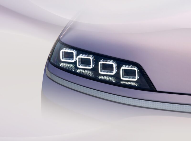 Для экстерьра доступны семь цветов: фиолетовый, серебристый, жемчужно-белый, синий, матово-белый, чёрный и серый.