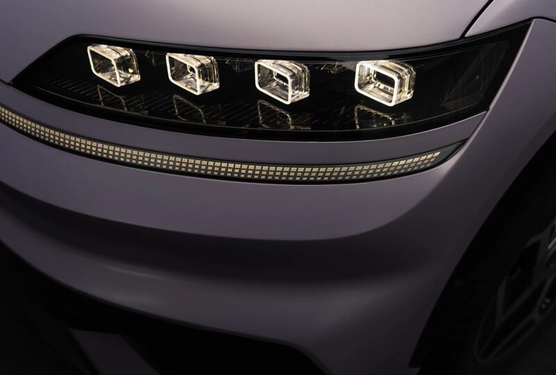 Для экстерьра доступны семь цветов: фиолетовый, серебристый, жемчужно-белый, синий, матово-белый, чёрный и серый.