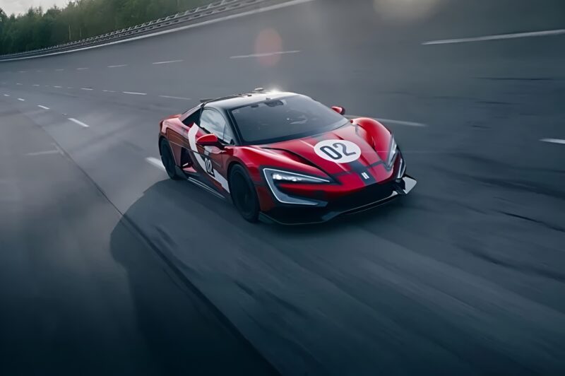 Yangwang U9 Xtreme от BYD, самый быстрый серийный автомобиль планеты, направляется к бразильскому гонщику Лео Санчесу