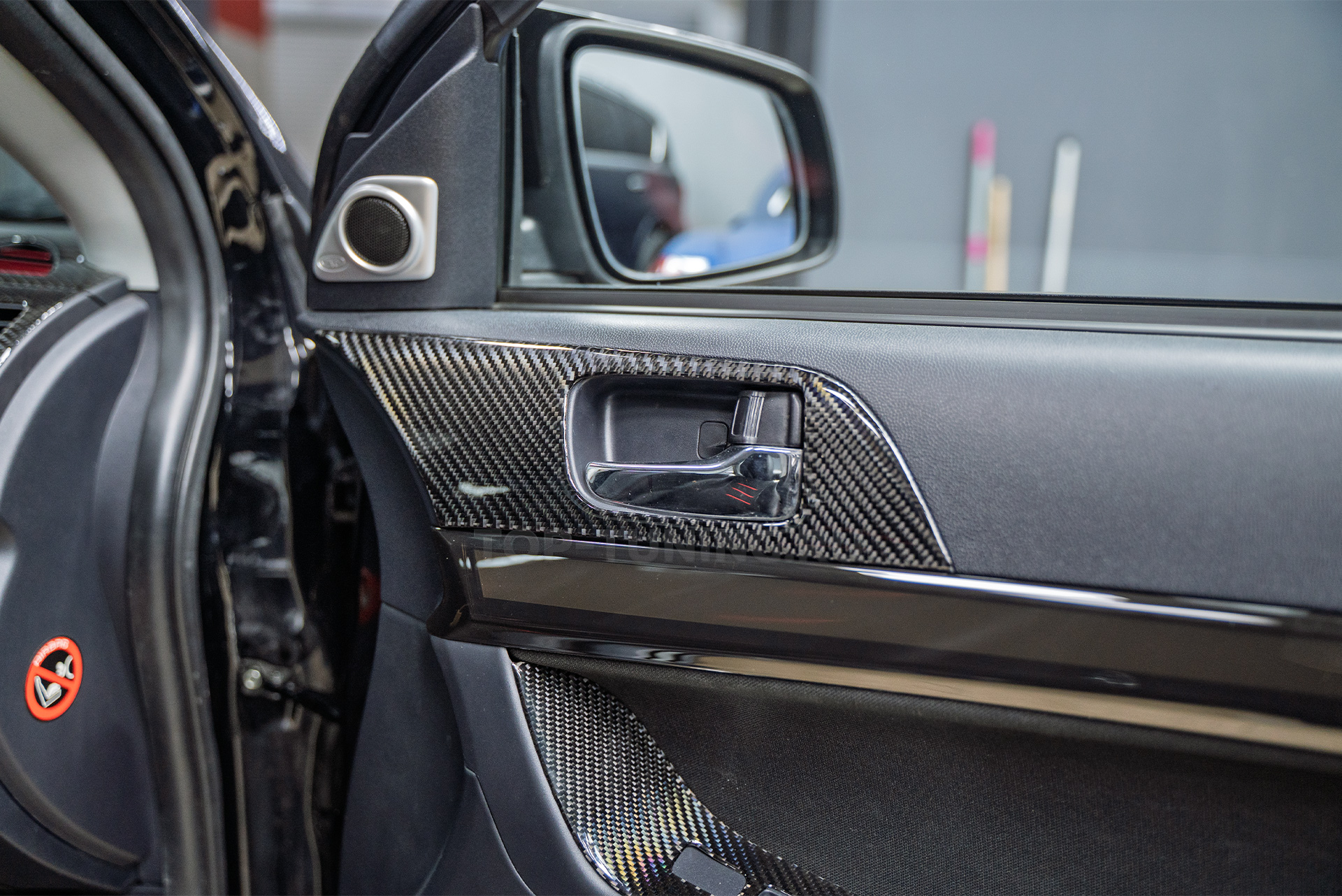 Монтаж атмосферной подсветки салона Mitsibishi Lancer X 2008