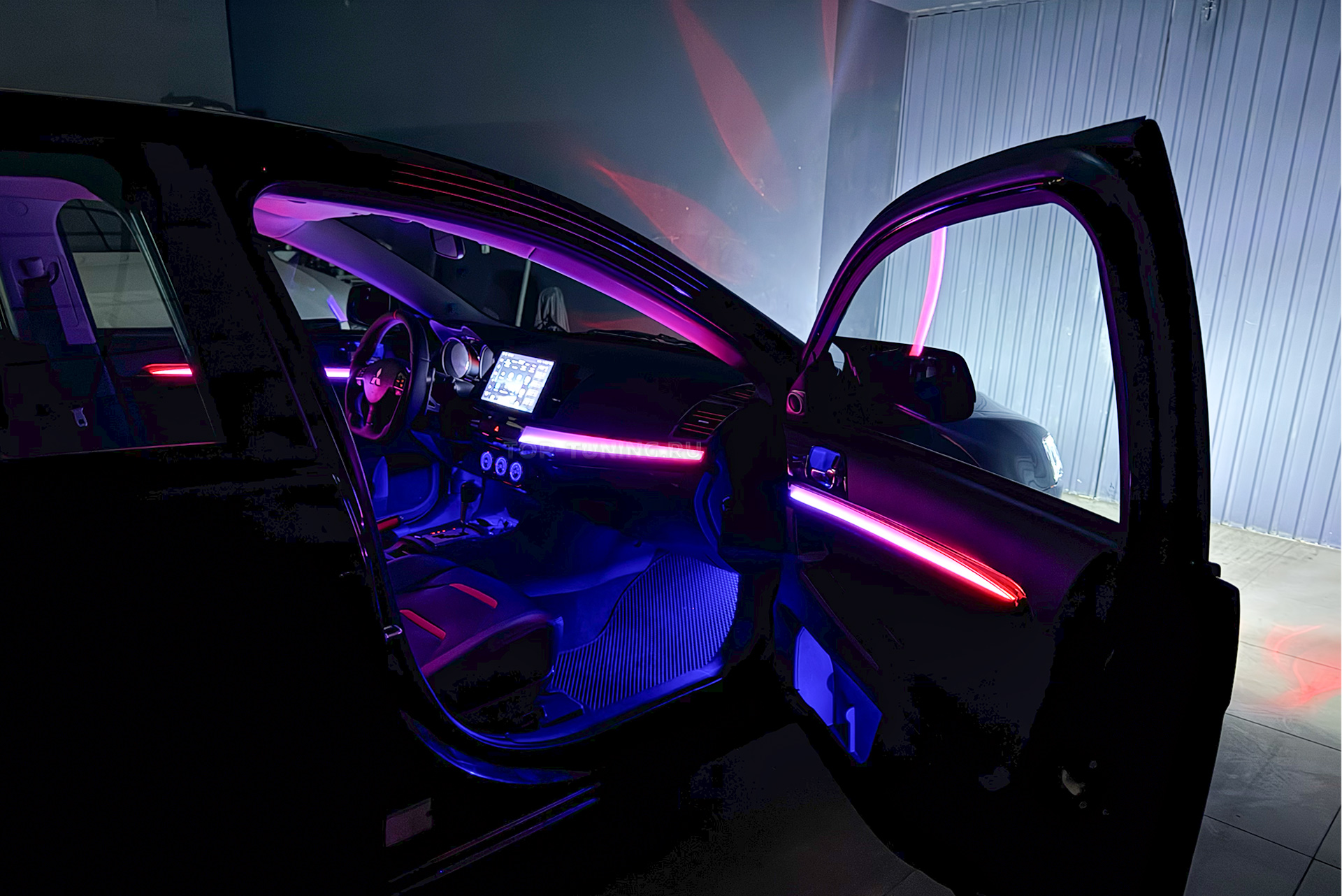 Монтаж атмосферной подсветки салона Mitsibishi Lancer X 2008