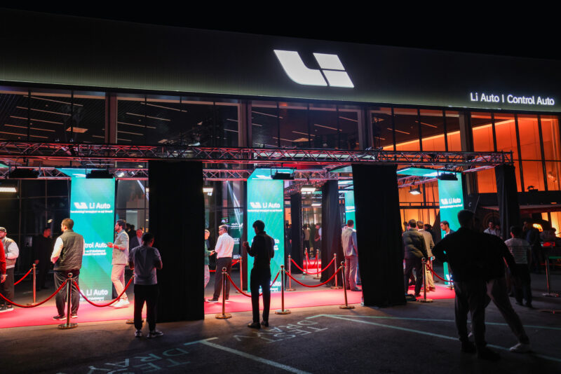 Изначально Li Auto рассчитывала выйти на зарубежные рынки в 2028 году. Однако из-за жёсткой конкуренции на внутреннем рынке продажи компании снизились: в третьем квартале 2025 года Li Auto продала меньше автомобилей, чем за аналогичный период 2023-го