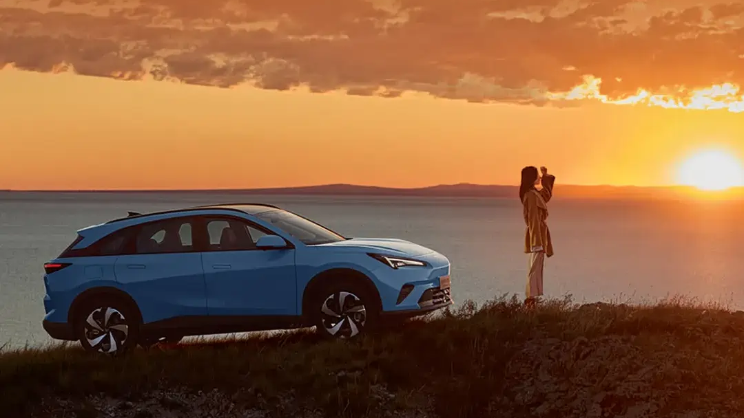 Компания BAIC начинает предварительную продажу Arcfox Alpha T5 в линейке EREV по цене от 17 300 долларов США