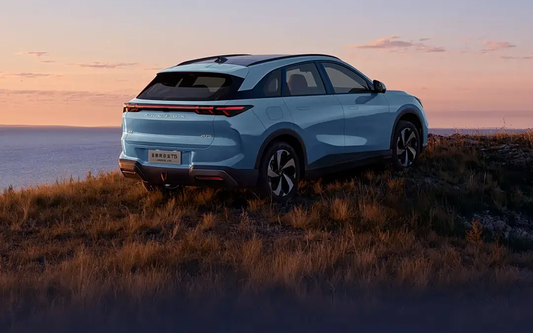 Компания BAIC начинает предварительную продажу Arcfox Alpha T5 в линейке EREV по цене от 17 300 долларов США