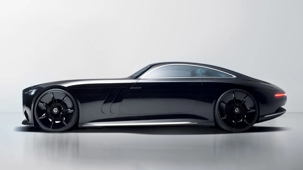 Решётка радиатора с подсветкой, аналогичная той, что используется в новом полностью электрическом GLC, — это попытка объединить стиль современных и классических моделей Mercedes. Генеральный директор компании Ола Келлениус и его команда уже некоторое