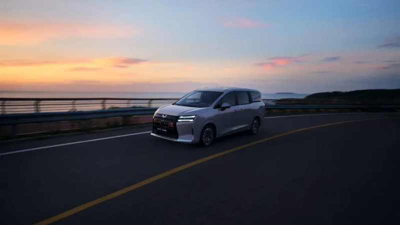 Автомобиль отличается большой затемнённой решёткой радиатора с сетчатым рисунком и изящными удлинёнными фарами. Боковой профиль привлекает внимание раздвижной дверью с направляющей, встроенной под линией окна. Габариты Xingguang 730: