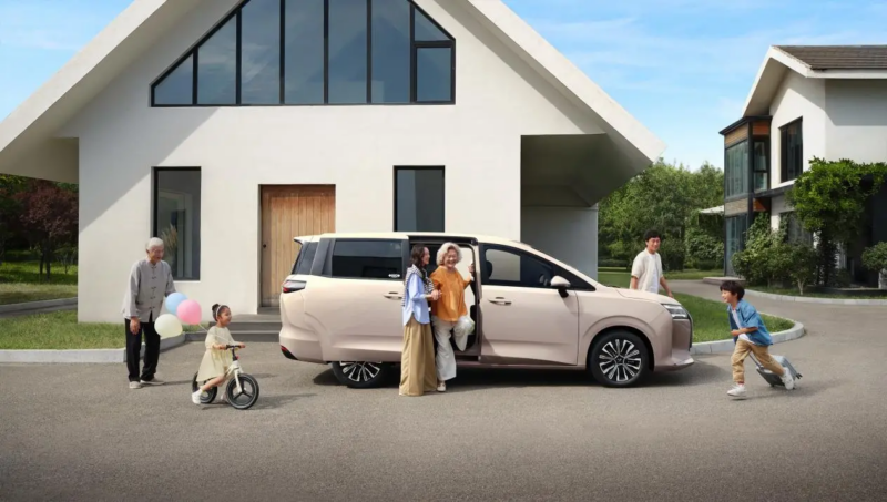 Xingguang 730 — совершенно новая модель для Wuling. Она построена на платформе Tianyu и оснащена технологиями Lingxi Power 3.0 и Shenlian Battery, а также предлагает более 50 конфигураций использования масла и электричества.