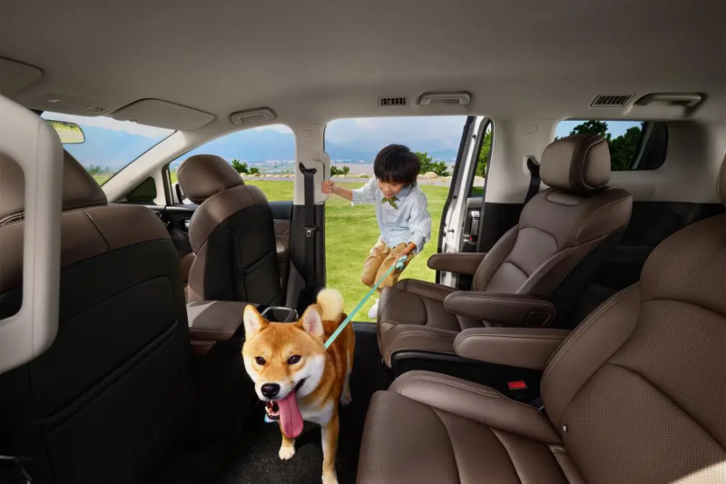 Компания SGMW официально запустила предварительные продажи нового среднеразмерного внедорожника Wuling Xingguang (Starlight) 730