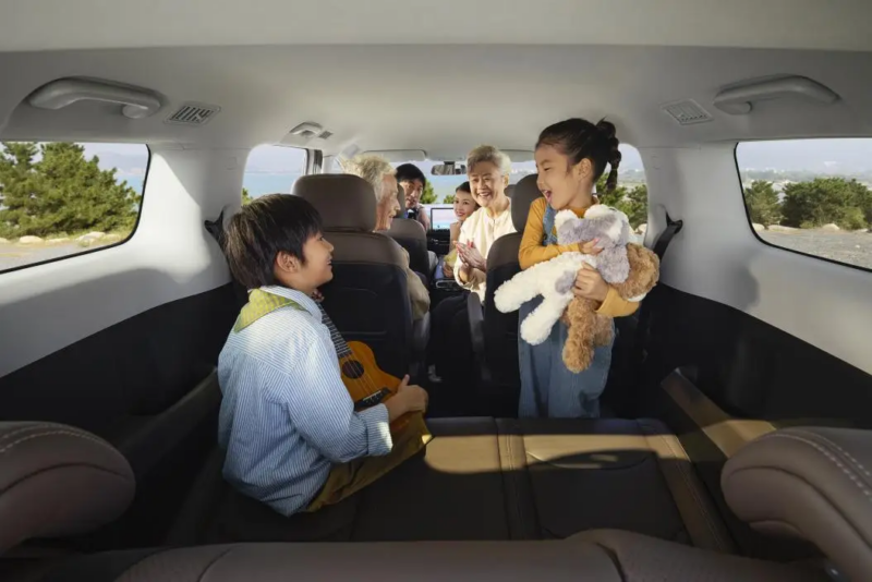 Компания SGMW официально запустила предварительные продажи нового среднеразмерного внедорожника Wuling Xingguang (Starlight) 730