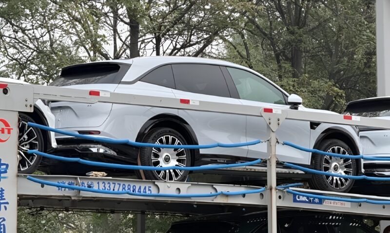 Однако заявки, поданные в китайскую компанию MIIT, подтверждают, что 2026 Zeekr 7X будет предлагаться в вариантах с передним и полным приводом. Модель получит более мощные двигатели и аккумуляторы большего размера. В некоторых комплектациях будет уст