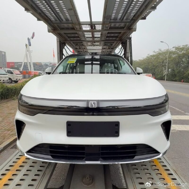 Однако заявки, поданные в китайскую компанию MIIT, подтверждают, что 2026 Zeekr 7X будет предлагаться в вариантах с передним и полным приводом. Модель получит более мощные двигатели и аккумуляторы большего размера. В некоторых комплектациях будет уст