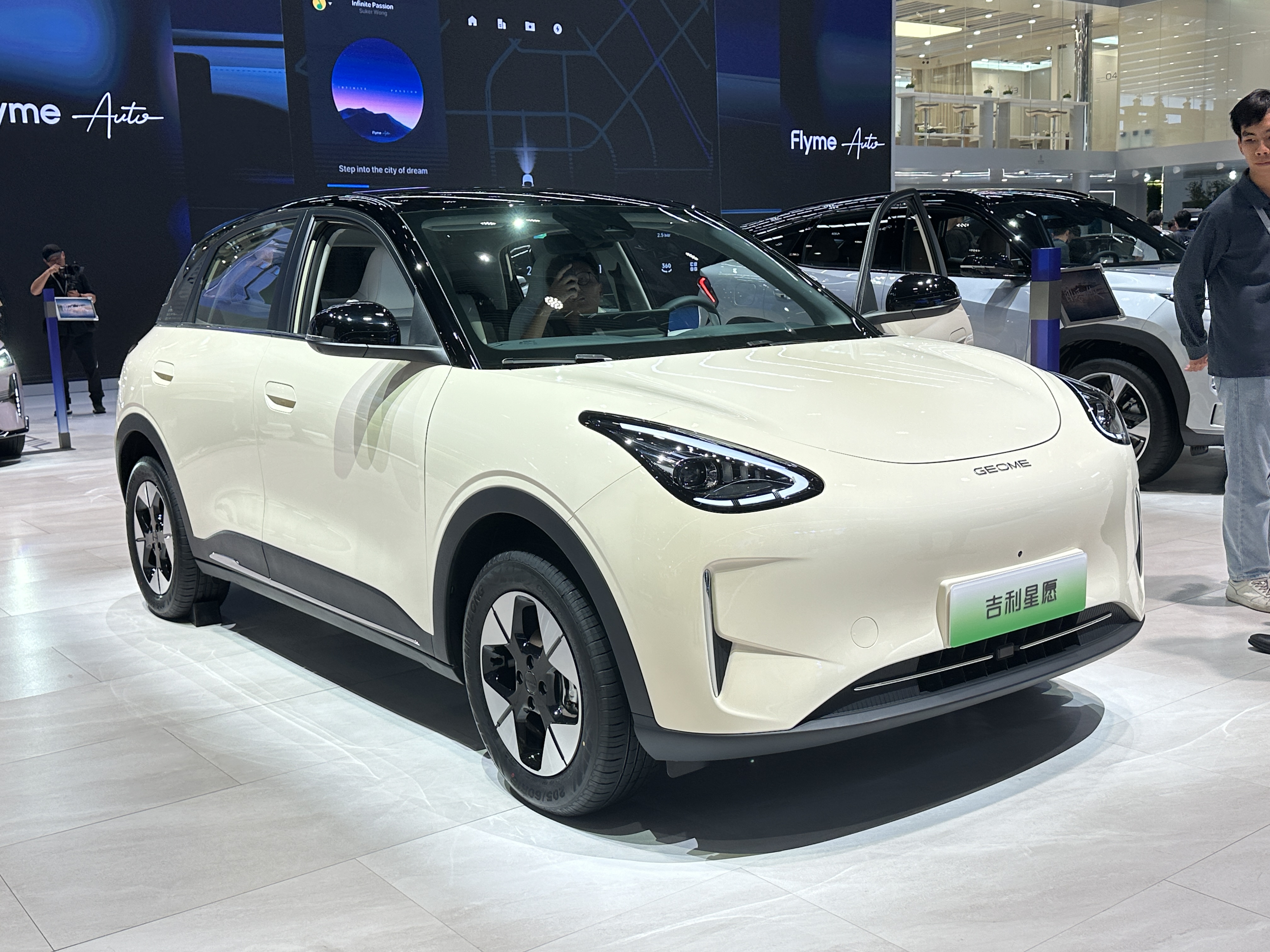 Рейтинг самых продаваемых легковых автомобилей в Китае: Tesla Model Y, Wuling Hongguang Mini EV, Geely Geome Xingyuan на сентябрь 2025 года