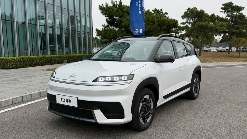 Автомобиль будет доступен в трёх комплектациях: Fun, Smart и Tech. Предпродажные цены составят от 130 000 до 150 000 юаней (от 1,48 до 1,71 млн рублей).