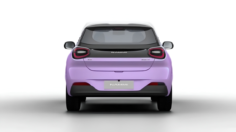 2026 Nammi 01 EV сохранил удобные для города округлые формы, но получил новый дизайн. Теперь автомобиль доступен в нескольких цветовых решениях, включая двухцветную окраску &laquo;Spirit Green&raquo; (зелёная нижняя часть кузова и белая крыша), фантазийный фиоле
