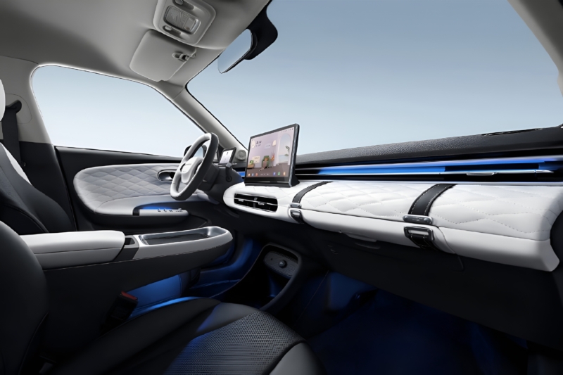 Официальные цены начинаются от 59 800 юаней (около 683 000 рублей), но ограниченное время автомобиль можно приобрести по стартовой цене &mdash; от 58 800 юаней (примерно 672 000 рублей). Это на 11 000 рублей дешевле, чем стоимость предыдущей модели.