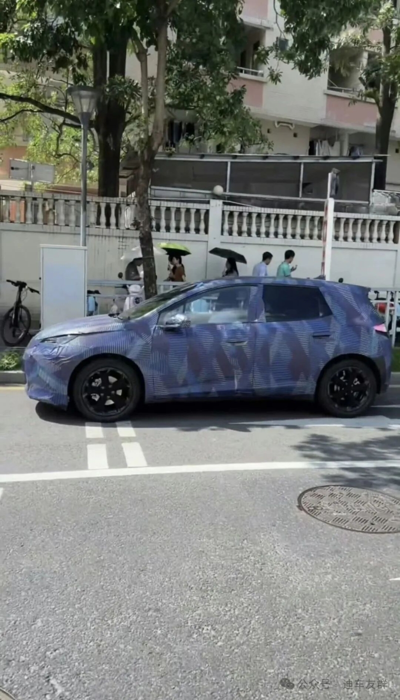 На шпионских снимках можно увидеть 2026 BYD Dolphin с увеличенной дальностью хода и, по слухам, с задним приводом