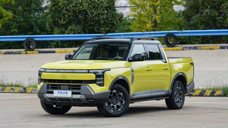 У автомобиля двухцветная плавающая крыша, а дизайн задней части перекликается с оформлением передних фар. Среди удобств &mdash; электропривод задней двери, крышка багажного отделения и интеллектуальная система автоматического выдвижения боковых подножек.