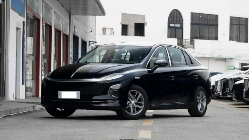 Компания FAW представила версию Hongqi E-QM5 для замены аккумуляторов, стоимость которой начинается с 1 млн рублей в Китае