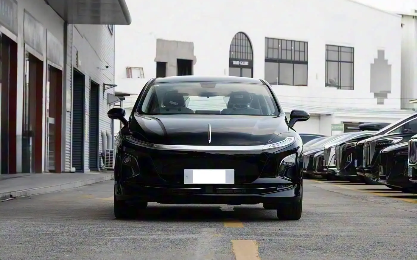 Компания FAW представила версию Hongqi E-QM5 для замены аккумуляторов, стоимость которой начинается с 1 млн рублей в Китае