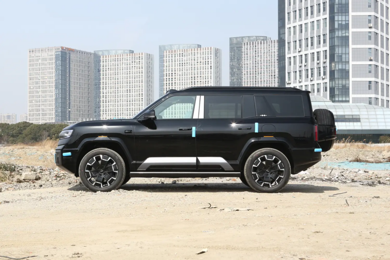 Пятиместный внедорожник BYD Fang Cheng Bao Bao 8 продается по цене от 4,34 млн рублей в Китае