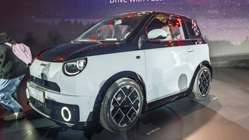 Модель выходит на высококонкурентный внутренний рынок. Хотя Aishang A100C — самостоятельный продукт, внешне он напоминает Changan Lumin.