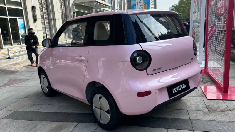 Wuling входит в совместное предприятие SGMW (SAIC-GM-Wuling) и принадлежит Guangxi Automotive Group. Компания известна благодаря модели Hongguang Mini EV, которая в 2021 году стала мировым бестселлером. Теперь Wuling стремится укрепить свои позиции с