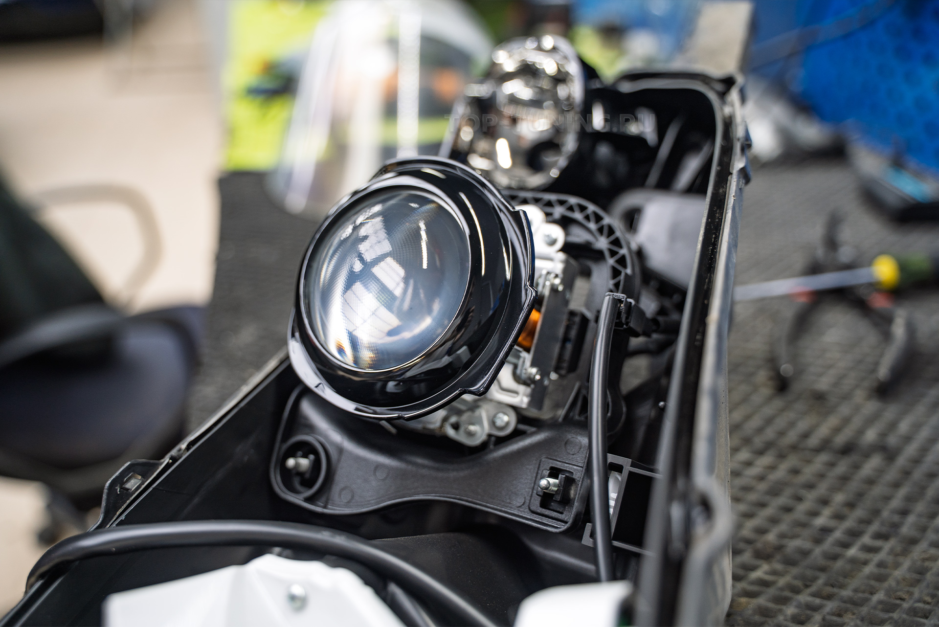 Замена линз в передней оптике + полировка + оклейка фар Toyota Venza рестайлинг 110490 Замена линз в передней оптике + полировка + оклейка фар Toyota Venza рестайлинг