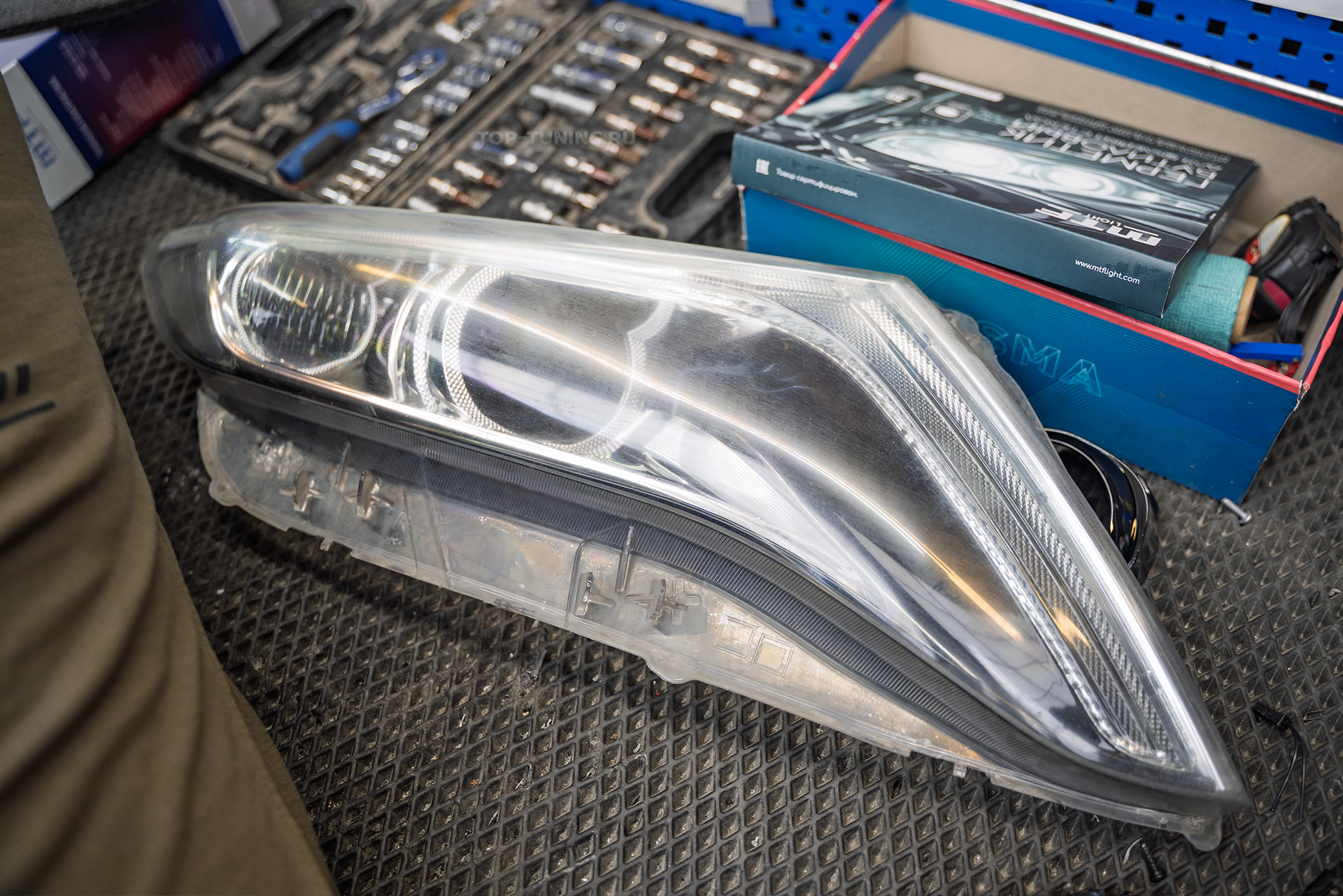 110490 Замена линз в передней оптике + полировка + оклейка фар Toyota Venza рестайлинг