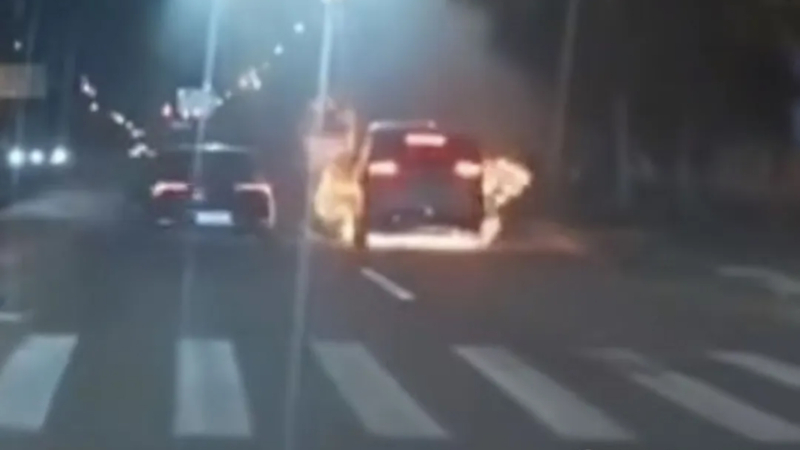 Инцидент произошёл 23 октября во время поездки по району Сюйхуэй в Шанхае. По словам Дяньчецзе, до возгорания столкновения не было. Есть вероятность, что источником пожара стал аккумулятор. Благодаря тому, что двери Mega открылись автоматически, води