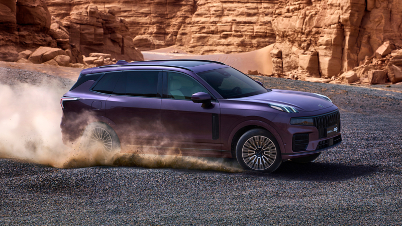 Цена автомобиля &mdash; 238 800 юаней (около 2,7 млн рублей). Это полноразмерный внедорожник-кроссовер, созданный на платформе SPA, которая также лежит в основе Volvo XC90. Модель предлагается с пятиместным салоном и 2-литровым двигателем внутреннего сгора