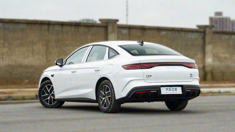Представлен 2026 BYD Qin L DM-i с запасом хода 2148 км по цене от 1 млн рублей
