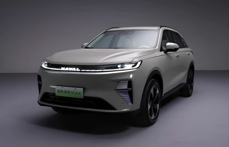 Сиденье водителя имеет 8-позиционную электрическую регулировку и 4-позиционную поддержку поясницы. Спинки задних сидений могут откидываться на 27° или 32°. Задние сиденья можно сложить одним касанием.