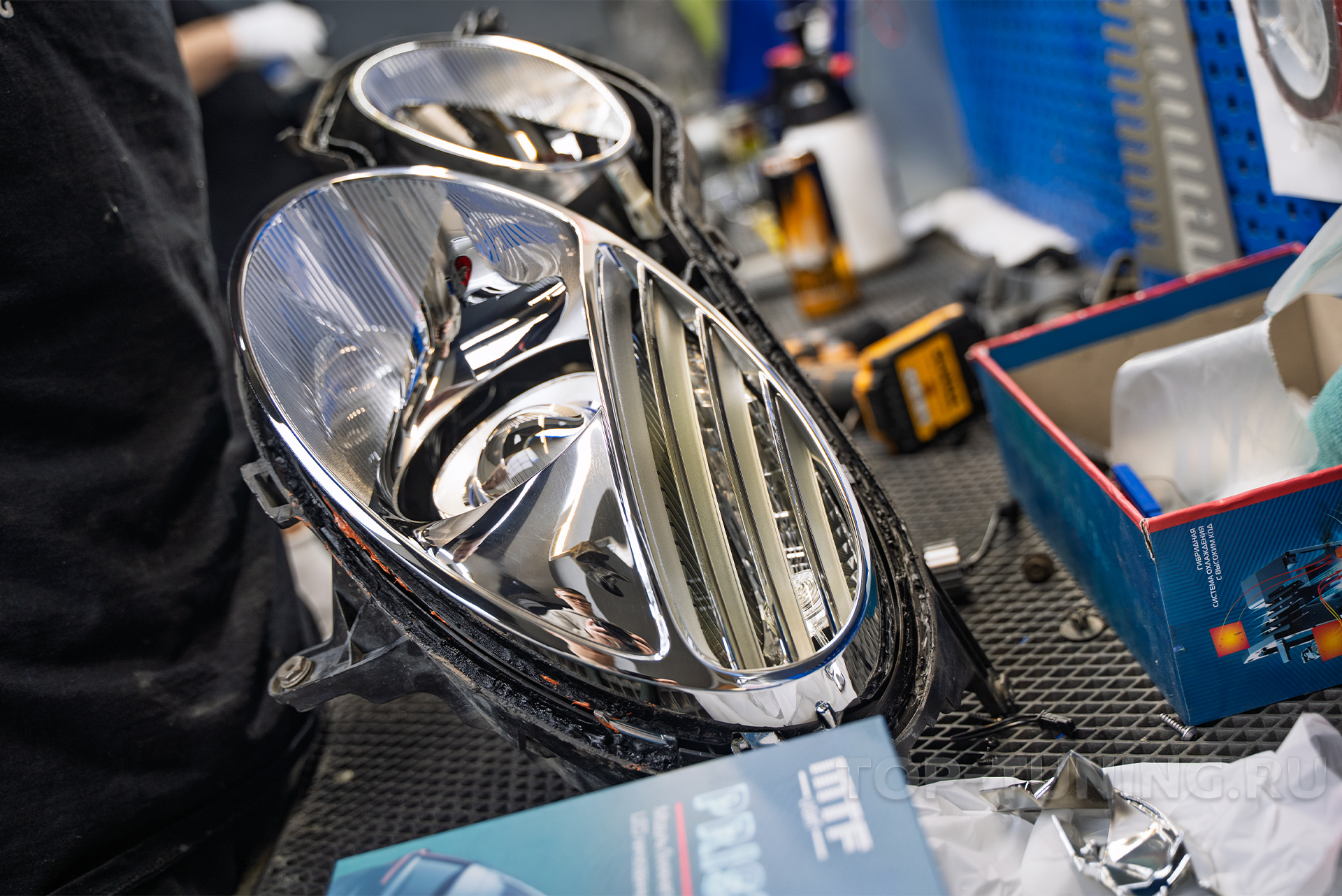 Установка светодиодных линз MTF Prisma в фары Mercedes-Benz E-class W211