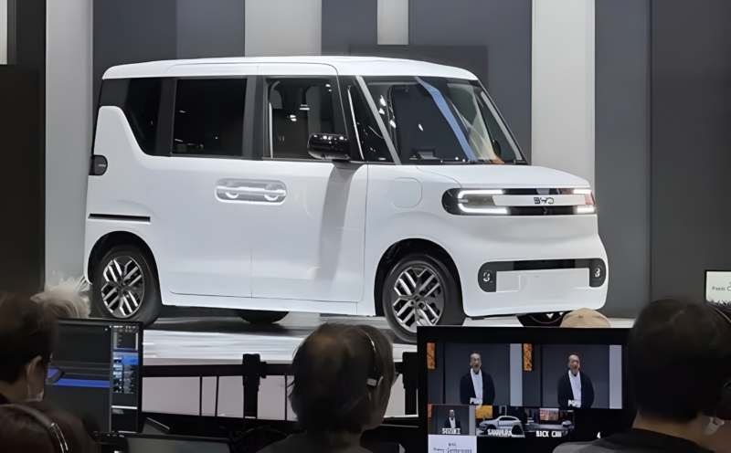 У автомобиля будет четыре двери, причём задние &mdash; раздвижные, с направляющими над задними колёсными арками. Задние боковые окна оснащены защитными стёклами, а в хвостовой части расположены вертикально расположенные задние фонари, задний стеклоочистите