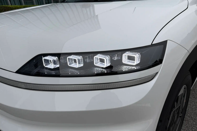 Среди опций — аудиосистема Bose, панорамный люк на крыше с электроприводом, двухслойное акустическое стекло, электропривод задней двери и различные режимы вождения.