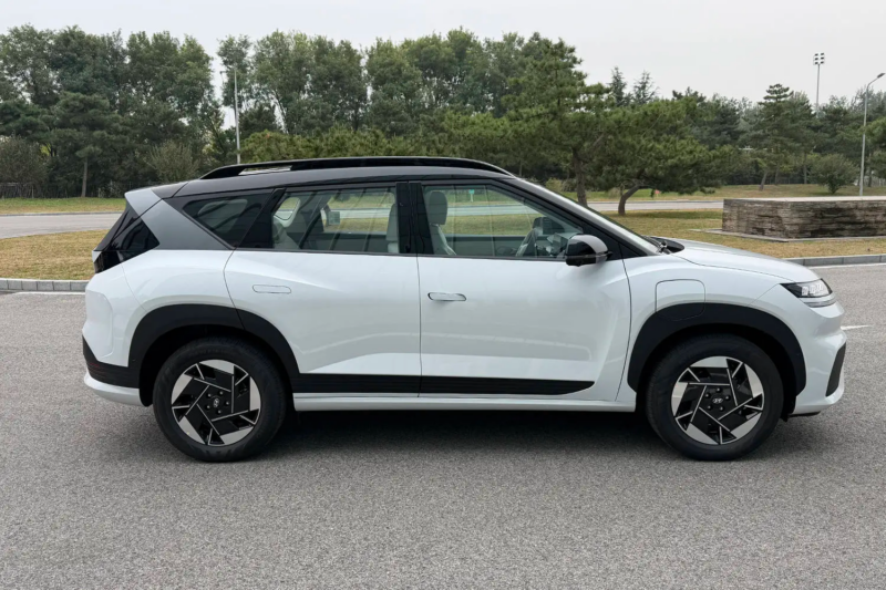 В салоне Hyundai EO — многоуровневый дизайн центральной консоли. Вместо традиционной жидкокристаллической приборной панели используется выносной дисплей на лобовом стекле.