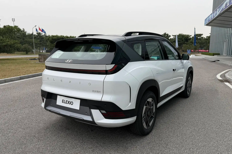 В салоне Hyundai EO — многоуровневый дизайн центральной консоли. Вместо традиционной жидкокристаллической приборной панели используется выносной дисплей на лобовом стекле.